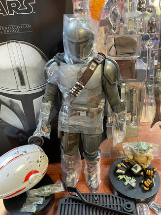The Mandalorian & Grogu 1/4th Quarter Scale (Star Wars, Hot Toys) COMPLETE - Bitz & Buttons