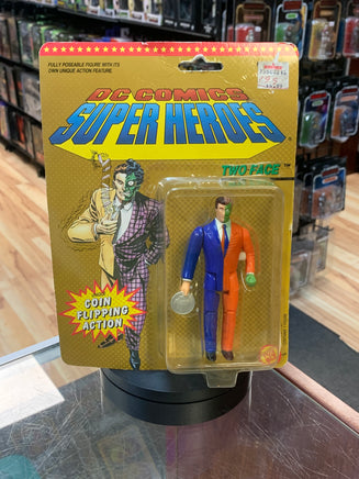 Two Face with Coin Action 0016 (VIntage DC Superheroes, Toybiz) SEALED - Bitz & Buttons