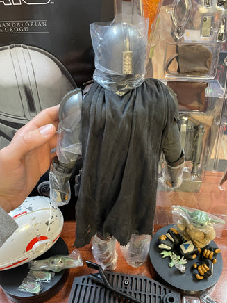 The Mandalorian & Grogu 1/4th Quarter Scale (Star Wars, Hot Toys) COMPLETE - Bitz & Buttons