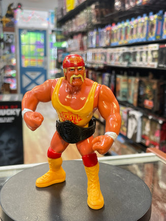 Flexing Hulk Hogan with Belt 9165 (Vintage WWF WWE, Hasbro) **COMPLETE** - Bitz & Buttons
