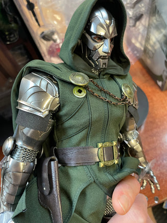 Doctor Doom #CMS-022 (Hot Toys, Marvel) COMPLETE - Bitz & Buttons