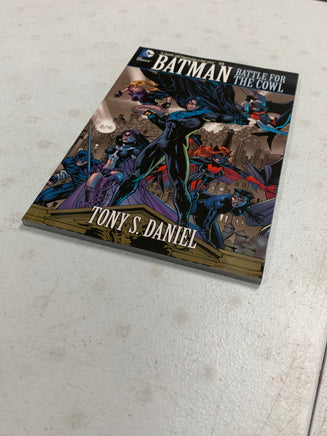 Batman Battle For The Cowl (DC Comics Trade TPB, Batman) - Bitz & Buttons