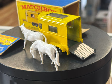 Yellow Pony Trailer with Horses Diecast (Vintage Matchbox, Lesney) - Bitz & Buttons