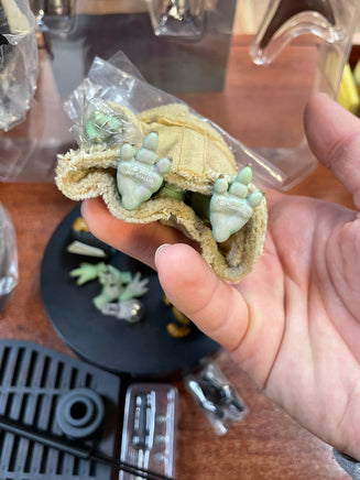 The Mandalorian & Grogu 1/4th Quarter Scale (Star Wars, Hot Toys) COMPLETE - Bitz & Buttons