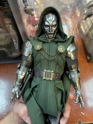 Doctor Doom #CMS-022 (Hot Toys, Marvel) COMPLETE - Bitz & Buttons