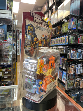 Autobot Scoop Deluxe Class (Transformers Generations Thrilling 30, Hasbro) - Bitz & Buttons