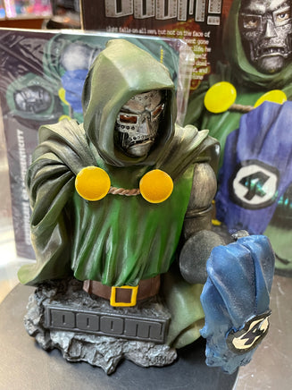 Marvel Universe Dr Doom (Marvel, Diamond Select DST) - Bitz & Buttons