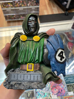 Marvel Universe Dr Doom (Marvel, Diamond Select DST) - Bitz & Buttons