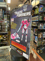 Arcee IDW Deluxe Class (Transformers Generations Thrilling 30, Hasbro) - Bitz & Buttons