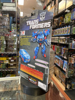 Autobot Skids Deluxe Class (Transformers Generations Thrilling 30, Hasbro) - Bitz & Buttons