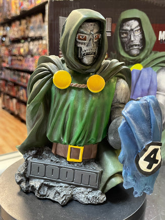 Marvel Universe Dr Doom (Marvel, Diamond Select DST) - Bitz & Buttons