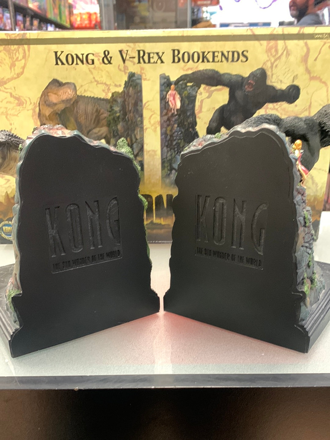 King Kong / V-Rex & Kong Bookends (Kong) im Kanton Zürich King Kong / V-Rex & Kong Bookends (Kong) im Kanton Zürich