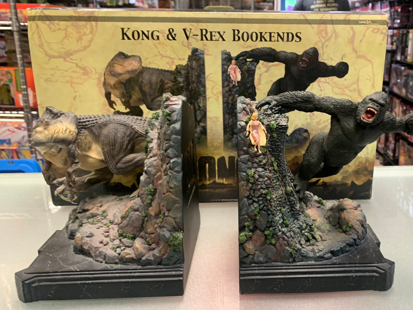 希少 絶版 2500個限定 Weta KONG & V-REX ブックエンド Kong & V-Rex Bookends Statue (Weta, King Kong) Open Box| Bitz