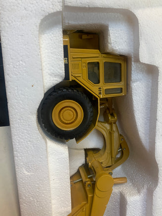 Caterpillar 631E Wheel Tractor Scraper 1/50 Scale ( Vintage ERTL, CAT) - Bitz & Buttons