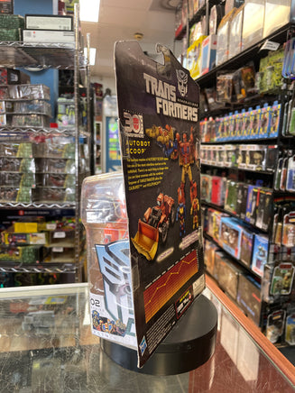 Autobot Scoop Deluxe Class (Transformers Generations Thrilling 30, Hasbro) - Bitz & Buttons