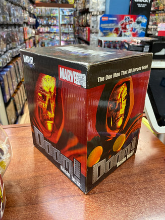 Marvel Universe Dr Doom (Marvel, Diamond Select DST) - Bitz & Buttons