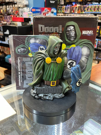 Marvel Universe Dr Doom (Marvel, Diamond Select DST) - Bitz & Buttons