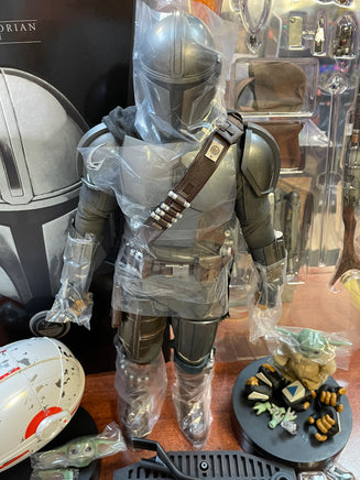 The Mandalorian & Grogu 1/4th Quarter Scale (Star Wars, Hot Toys) COMPLETE - Bitz & Buttons