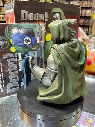 Marvel Universe Dr Doom (Marvel, Diamond Select DST) - Bitz & Buttons