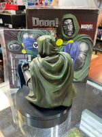 Marvel Universe Dr Doom (Marvel, Diamond Select DST) - Bitz & Buttons
