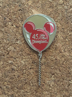 45 Jahre magische Anstecknadel mit roten Mickey-Ohren (Walt Disney World, Pin Traders)