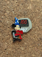 Mickey bei CPU 100 Jahre Magic Pin (Walt Disney World, Pin Traders)