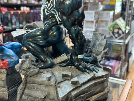 Spider-Man vs Venom Diorama Statue (Vintage Bowen Designs, Marvel) **No Box** - Bitz & Buttons