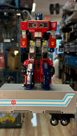 Optimus Prime Volvo VNR 300 Leader Class (Transformers Generations, Hasbro) With Trailer