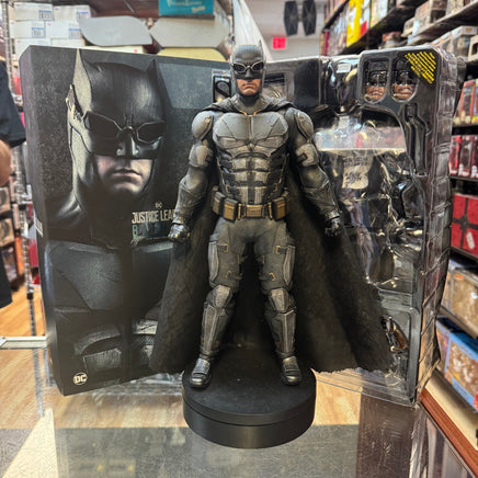 Batman Tactical Suit 1.0 1/6 MMS432 (DC, Batman, Hot Toys) COMPLETE - Bitz & Buttons