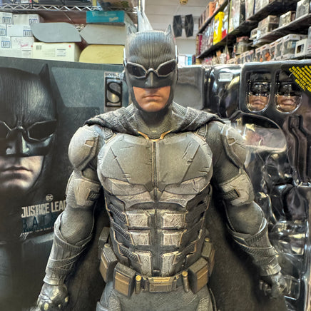 Batman Tactical Suit 1.0 1/6 MMS432 (DC, Batman, Hot Toys) COMPLETE - Bitz & Buttons
